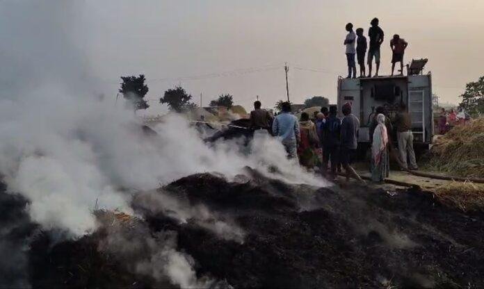लोहरदगा जिले के किस्को थाना क्षेत्र के सरनाटोली गांव में धान के खलिहान में लगी आग पर काबू पाते दमकलकर्मी।