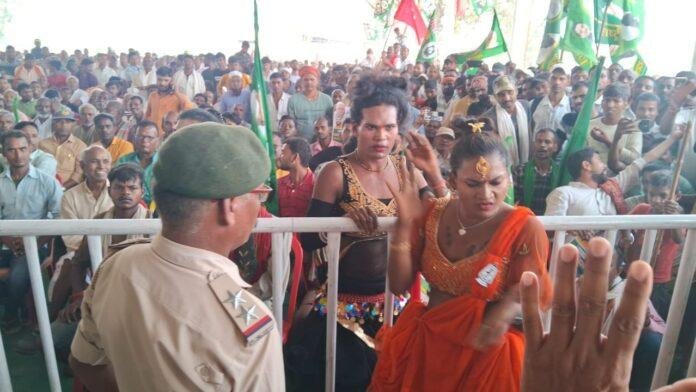 लालू के आने से पहले किन्नरों का हंगामा, भीड़ द्वारा तंज कसने और अभद्र व्यवहार से हुए थे नाराज