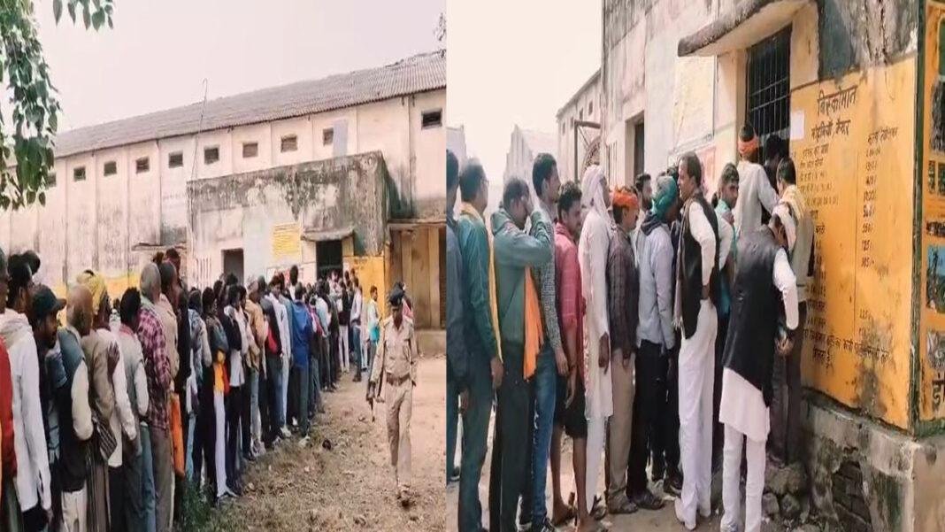 खाद के लिए लाइन में लगने को मजबूर हुए Kaimur में किसान