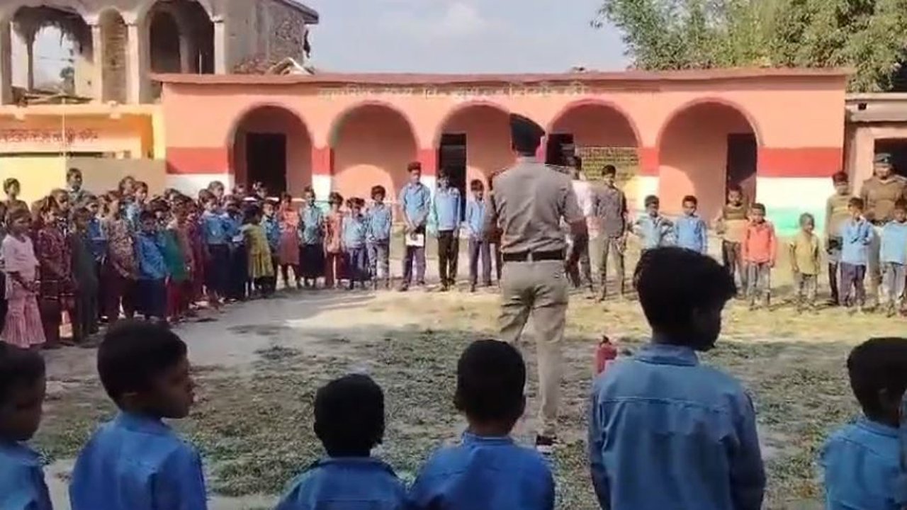 अग्निकांड की घटना पर रोक हेतु स्कूलों में दी जा रही है बच्चे और शिक्षकों को प्रशिक्षण