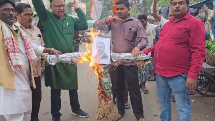 कांग्रेसियों ने मंत्री मंगल पांडे का फूंका पुतला 
