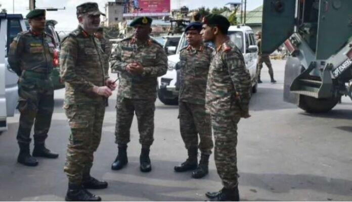 मणिपुर में फिर से भड़की हिंसा के बाद सड़कों पर सैन्य टुकड़ियां भी उतरीं।