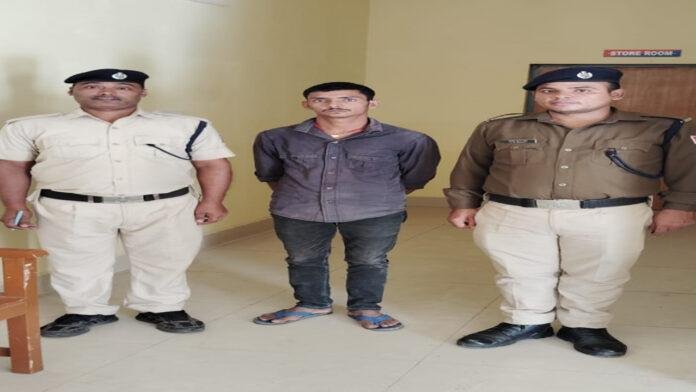 ट्रेन यात्री का मोबाइल चोरी कर भाग रहे चोर को RPF ने पकड़ा