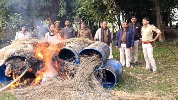 मोतिहारी पुलिस ने छापेमारी कर 4 हजार लीटर शराब की नष्ट