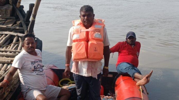 गंगा में डूबे युवक की शव की खोज में खुद निकले मुखिया प्रतिनिधि