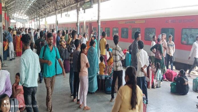 लंबी दूरी की ट्रेनों में भीड़भाड़ अब होने लगी कम, यात्रियों ने रेल प्रबंधन की व्यवस्थाओं को सराहा