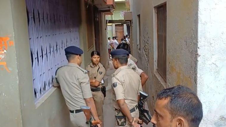 दिनदहाड़े सीमेंट व्यापारी के घर नकदी समेत 15 लाख की लूट, महिला को चाकू किया लूटपाट
