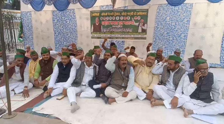 आरक्षण को लेकर केंद्र व राज्य के खिलाफ RJD का अलग-अलग जिलों में धरना