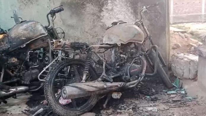 पहले दी धमकी, फिर घर के बाहर खड़ी 3 बाइक को किया आग के हवाले