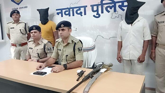 सोशल मीडिया पर हथियारों के साथ भौकाल मचाना पड़ा महंगा, पुलिस 2 को दबोचा