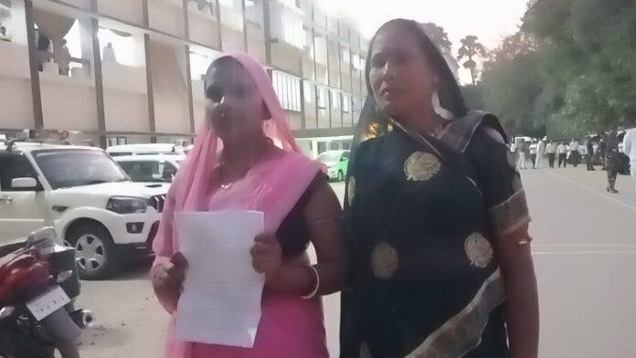 अकबरपुर थाना SI पर लगाया मारपीट का आरोप, समाहरणालय पहुंचकर SP से लगाई न्याय की गुहार