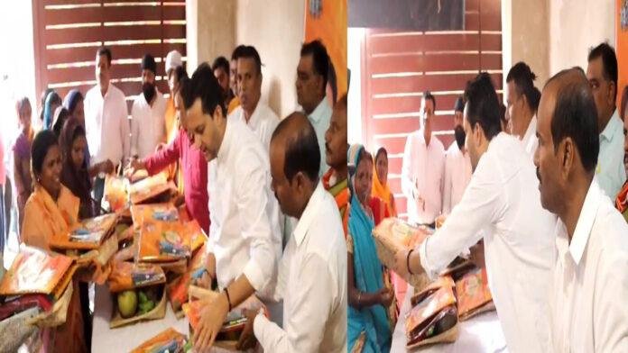 पटना में छठ व्रतियों के बीच ऋतुराज सिन्हा ने किया पूजन सामग्री का वितरण