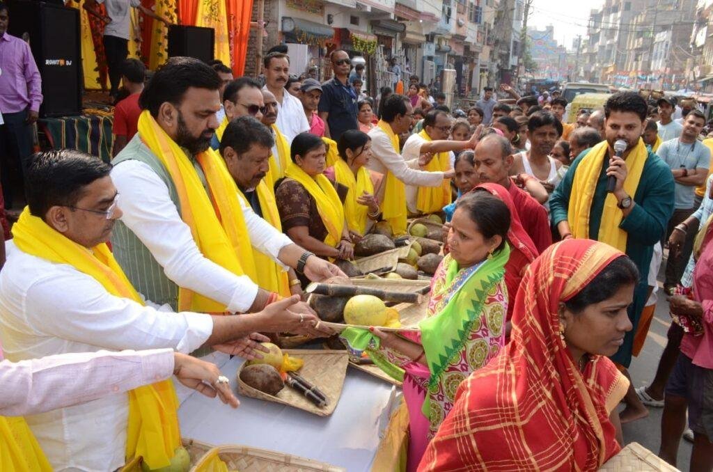 छठ महापर्व को लेकर सम्राट ने पटना सिटी के अलग-अलग क्षेत्रों में बांटे फल | 22Scope News Samrat Chatth 1 22Scope News