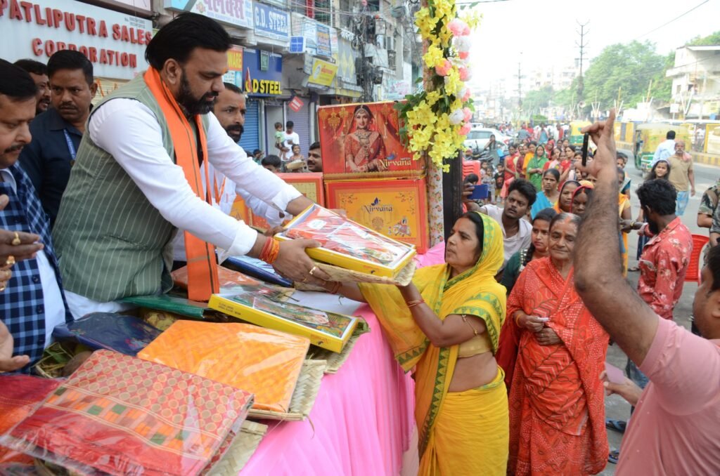 छठ महापर्व को लेकर सम्राट ने पटना सिटी के अलग-अलग क्षेत्रों में बांटे फल | 22Scope News Samrat Chatth 2 22Scope News