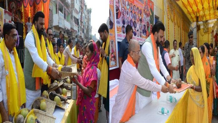 छठ महापर्व को लेकर सम्राट ने पटना सिटी के अलग-अलग क्षेत्रों में बांटे फल