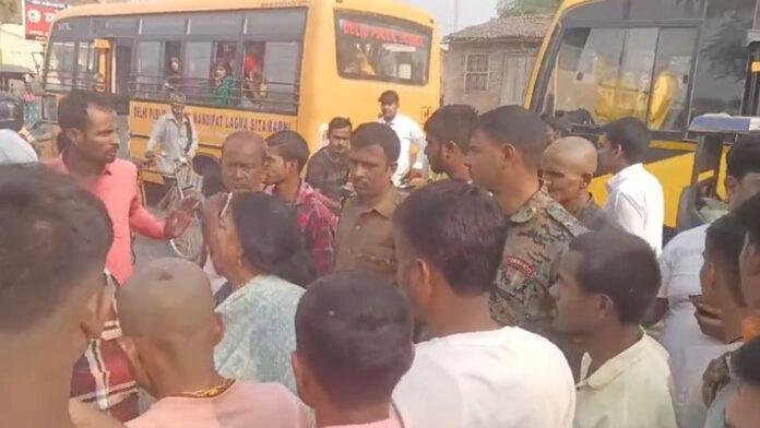 Sitamarahi Acc अनियंत्रित बस ने अपनी बच्ची के साथ सड़क पार कर रही महिला को कुचला