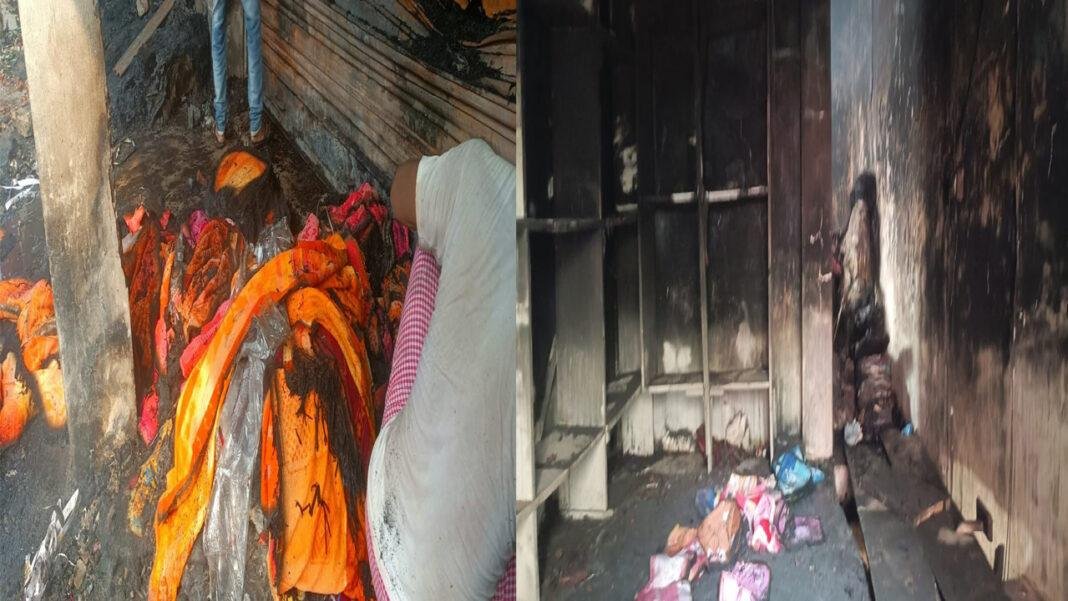 पटाखे की चिंगारी से कपड़े के 3 गोदाम में लगी भीषण आग