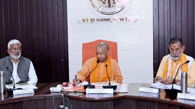 चित्रकूट में समीक्षा बैठक लेते हुए सीएम योगी आदित्यनाथ।