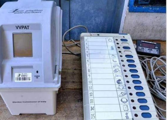 ईवीएम के मसले पर सुप्रीम कोर्ट का सियासी दलों का कड़ा संदेश, बैलेट पेपर से चुनाव की याचिका खारिज | 22Scope News ईवीएम का प्रतीकात्मक चित्र।