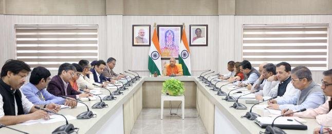 मंगलवार को लखनऊ में अधिकारियों की बैठक लेते सीएम योगी आदित्यनाथ। 