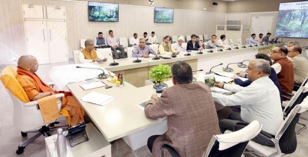 कुकरैल नाइट सफारी के संबंध में बैठक लेते सीएम योगी आदित्यनाथ। 