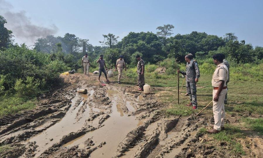 Dhanbad : अवैध शराब के काले खेल का पुलिस ने किया भंडाफोड़, कई सामान जब्त...