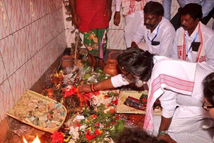 Bokaro : सीएम हेमंत सोरेन ने पवित्र स्थल लुगू बुरु घांटा बाड़ी में पूजा-अर्चना की