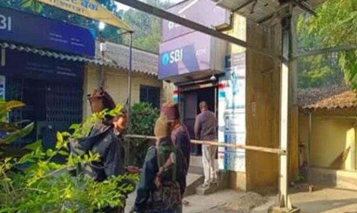 Khunti में अपराधियों की करतूत, एटीएम काटने के चक्कर में 12 लाख जलकर खाक...
