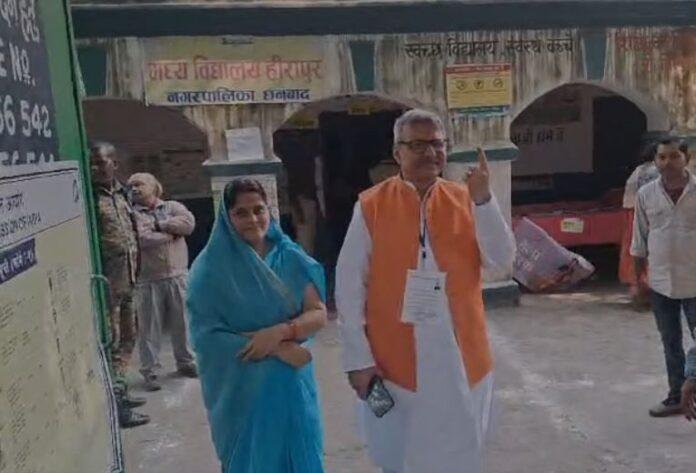 Dhanbad Assembly Seat : कांग्रेस प्रत्याशी अजय दुबे ने पत्नी के साथ किया मतदान...