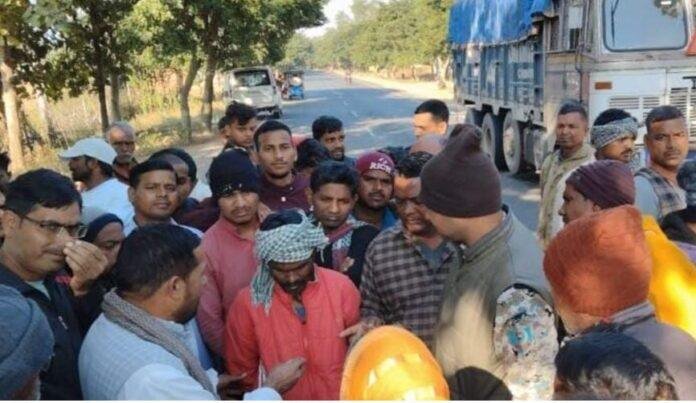 Giridih : सड़क किनारे चल रहे थे, ट्रक ने मार दी टक्कर, मौत...