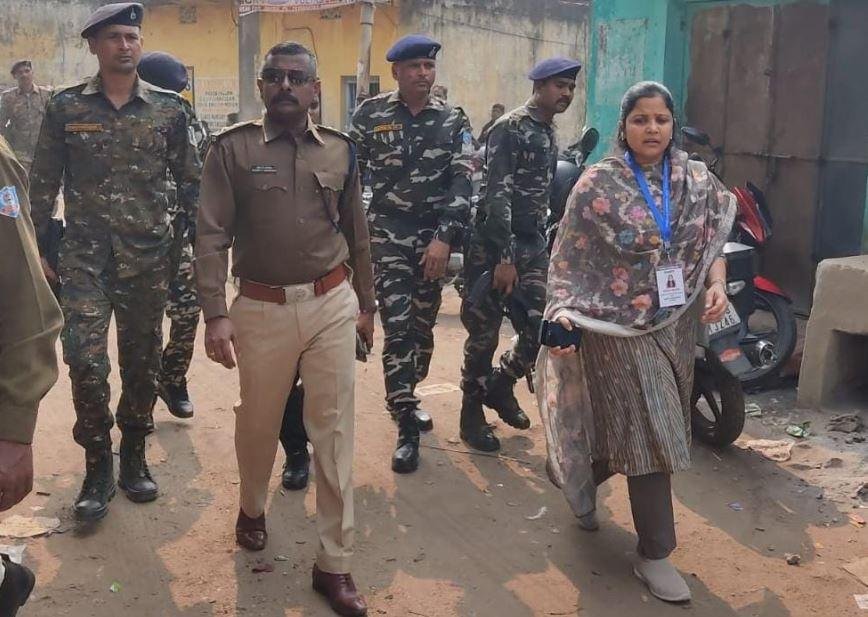 Jharkhand Assembly Election : जिला निर्वाचन पदाधिकारी एवं वरीय पुलिस अधीक्षक ने विभिन्न बूथों का किया निरीक्षण