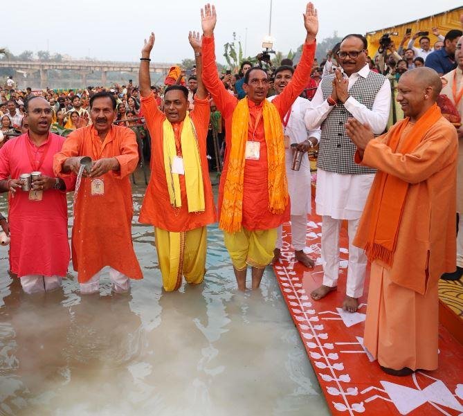 लखनऊ में गुरूवार छठ महापर्व के अवसर पर अस्ताचलगामी सूर्य को अर्घ्य देने पहुंचे सीएम  योगी आदित्यनाथ। 