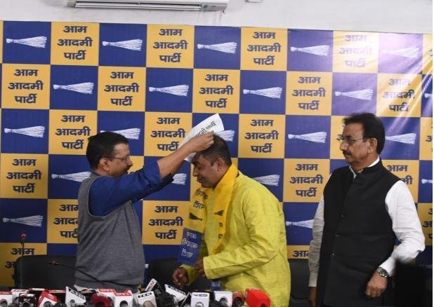 अरविंद केजरीवाल ने भाजपा के दो बार के विधायक अनिल झा को AAP (आम आदमी पार्टी) की सदस्यता दिलाई