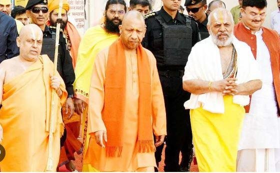 CM Yogi अयोध्या में - एकता का परिचय देंगे तो कोई हमें कमजोर नहीं कर सकेगा बुधवार को अयोध्या में सीएम योगी आदित्यनाथ।