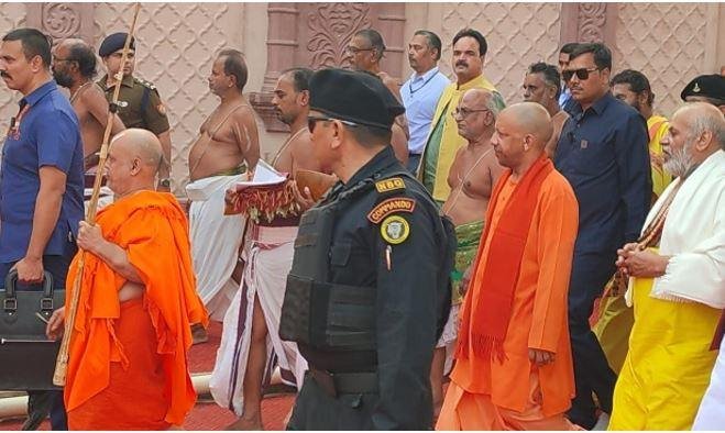 CM Yogi अयोध्या में - एकता का परिचय देंगे तो कोई हमें कमजोर नहीं कर सकेगा बुधवार को अयोध्या में सीएम योगी आदित्यनाथ।