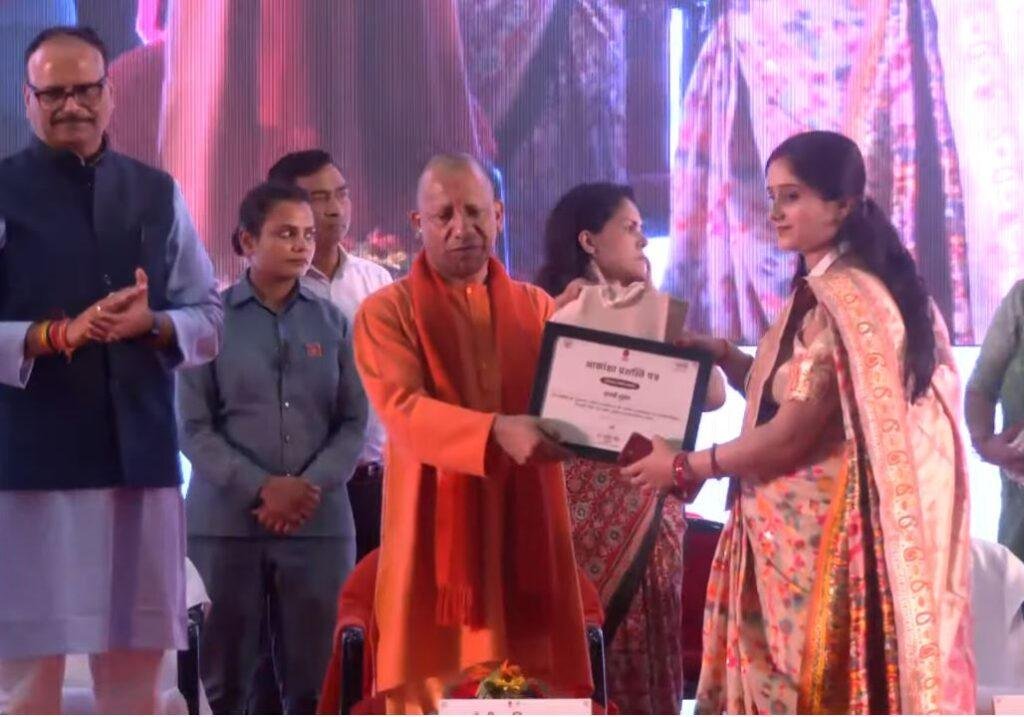 गायिका मैथिली ठाकुर को CM Yogi ने दिया विशिष्ट सम्मान, लखनऊ में दो दिवसीय आकांक्षा हाट शुरू लखनऊ में शनिवार को ड्रोन सखी ममता को सम्मानित करते सीएम योगी आदित्यनाथ।