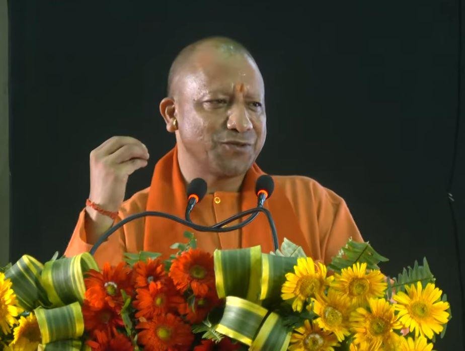 मैनपुरी में अखिलेश पर सीएम योगी ने साधा निशाना - नेता जी को हो रहा होगा कष्ट...बबुआ अभी बालिग नहीं हुआ शनिवार को सीएम योगी आदित्यनाथ।