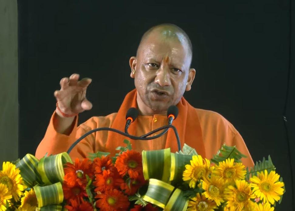 मैनपुरी में अखिलेश पर सीएम योगी ने साधा निशाना - नेता जी को हो रहा होगा कष्ट...बबुआ अभी बालिग नहीं हुआ शनिवार को सीएम योगी आदित्यनाथ।