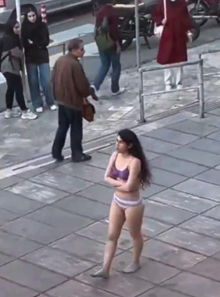 ईरान में छात्रा ने किया नए ड्रेस कोड का विरोध, हुई गिरफ्तार लेकिन उसके बाद अता-पता नहीं... ईरान में यूनिवर्सिटी के बार छात्रा का नए ड्रेस कोड के खिलाफ विरोध प्रदर्शन।