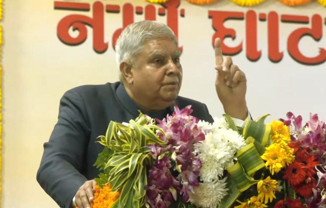 शुक्रवार को वाराणसी में देव दीपावली के शुभारंभ के दौरान संबोधन देते उपराष्ट्रपति जगदीप धनखड़।