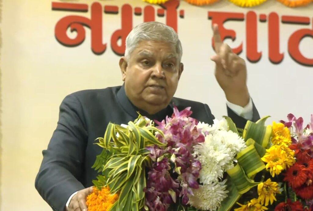 शुक्रवार को वाराणसी में देव दीपावली समारोह और नमो घाट के शुभारंभ के मौके पर संबोधन देते उपराष्ट्रपति जगदीप धनखड़। 