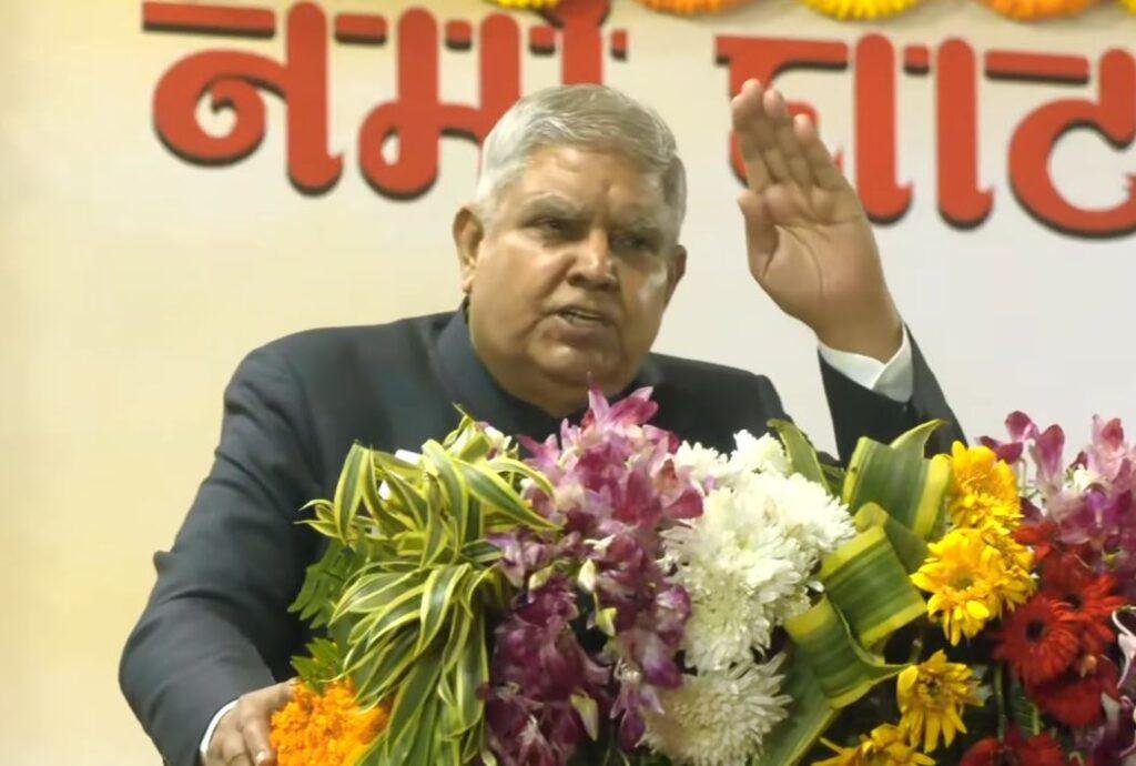 शुक्रवार को काशी में देव दीपावली के शुभारंभ के मौके पर संबोधन देते उपराष्ट्रपति। 