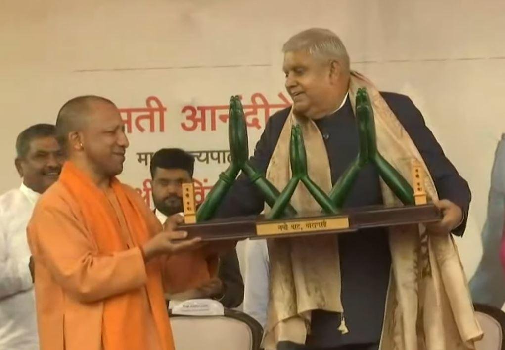 शुक्रवार को काशी में देव दीपावली के शुभारंभ के मौके पर उपराष्ट्रपति को स्मृति चिन्ह भेंट करते सीएम योगी। 