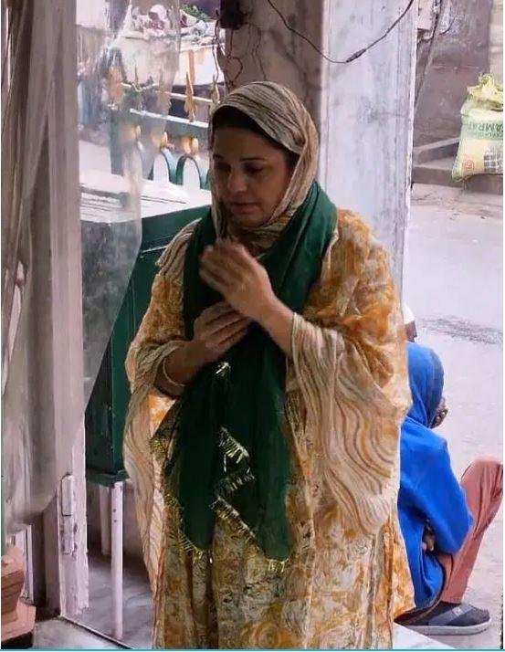 कानपुर में शनिवार को मतगणना स्थल जाने से पहले सपा प्रत्याशी नसीम सोलंकी। 