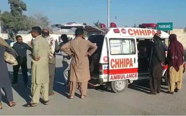 पाकिस्तान के क्वेटा में बम विस्फोट के बाद सिविल अस्पताल में आपातकाल लागू। घायलों को वहीं शिफ्ट किया गया है। 