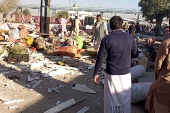 पाकिस्तान के क्वेटा रेलवे स्टेशन पर विस्फोट के बाद अफरातफरी