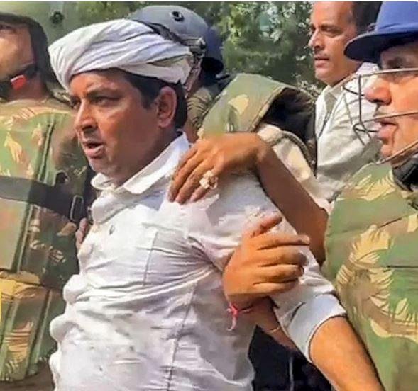 राजस्थान के टोक में एसडीएम को थप्पड़ मारने वाला निर्दलीय प्रत्याशी नरेश मीणा पुलिस हिरासत में।
