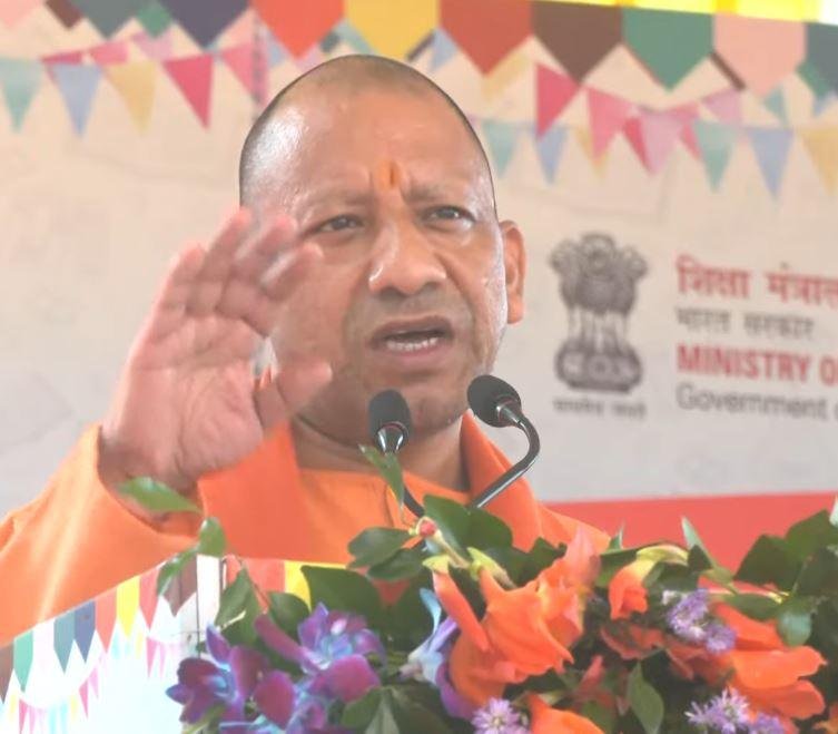 शनिवार को लखनऊ में ‘गोमती पुस्तक महोत्सव’ के शुभारंभ के मौके पर संबोधन देते सीएम योगी आदित्यनाथ। 