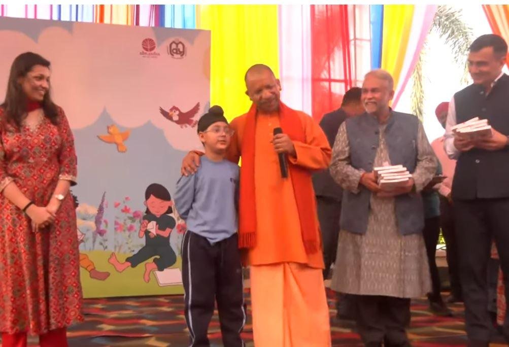 ‘गोमती पुस्तक महोत्सव’ में शनिवार को उद्घाटन के दौरान स्कूली विद्यार्थियों से मिलते सीएम योगी आदित्यानाथ। 