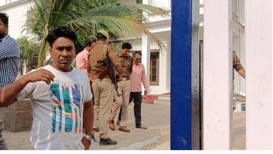 गोरखपुर के बाल संप्रेक्षण गृह में बवाल के बाद रविवार को पहुंची पुलिस। 
